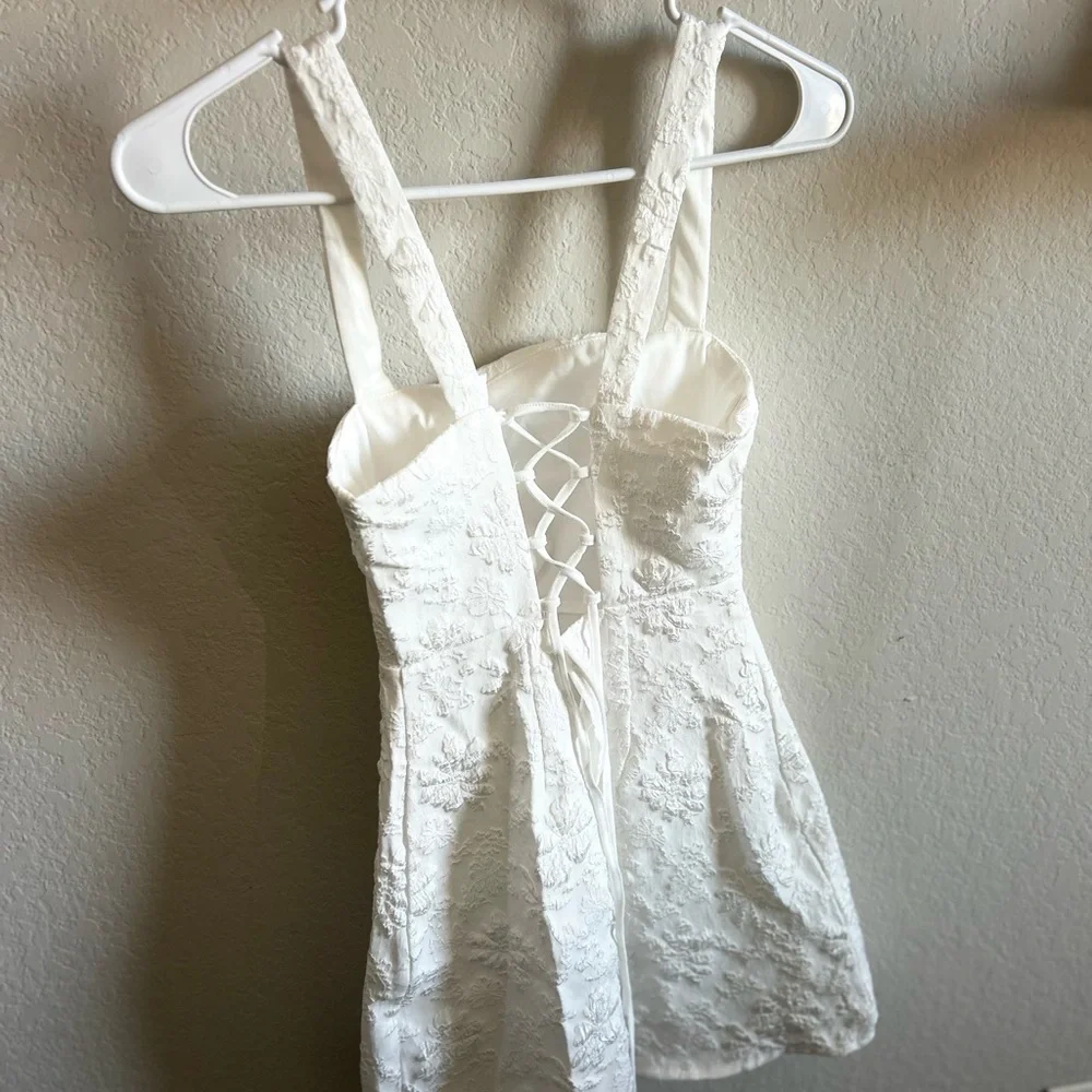 Elegant White Lace Dress - Picture 4 of 4